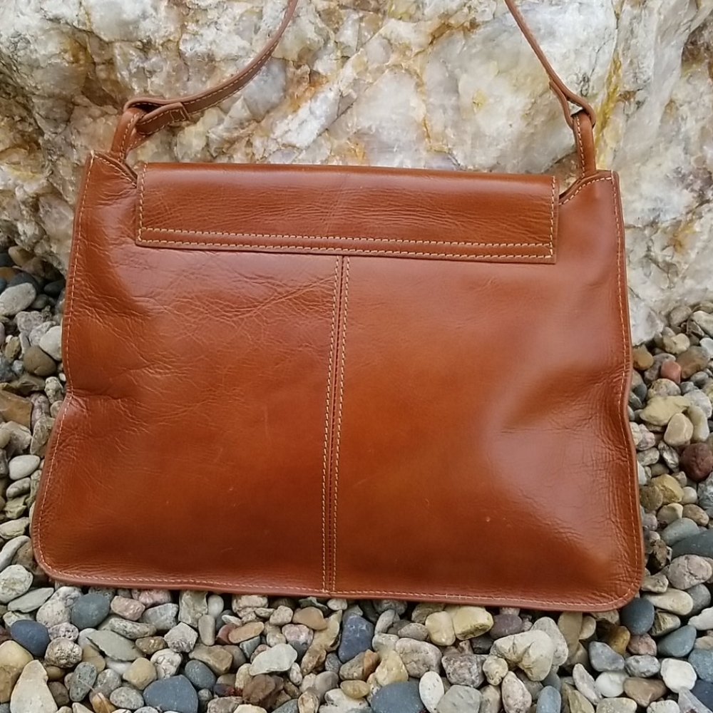 Kenneth Cole Reaction tan leather shoulder bag Flap closure - Picture 5 of 8